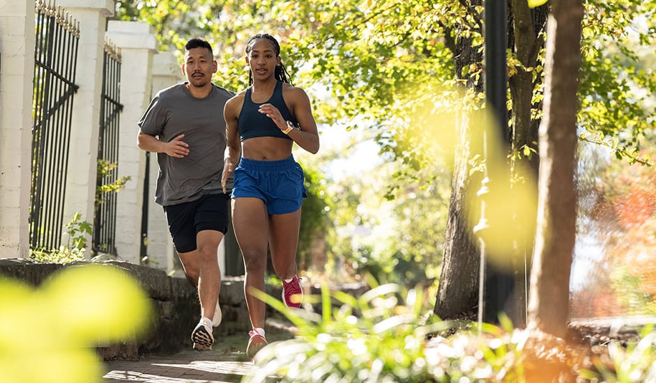 Garmin-juoksukello ranteessa juoksijan matkalla ulkona.